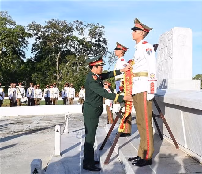 El General Nguyen Tan Cuong, jefe del Estado Mayor General y viceministro de Defensa, rinde homenaje al General cubano Antonio Maceo. (Foto: VNA)