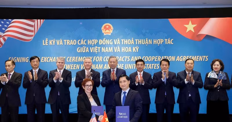 El secretario general del Partido Comunista de Vietnam, To Lam, presencia la firma de acuerdos (VNA)