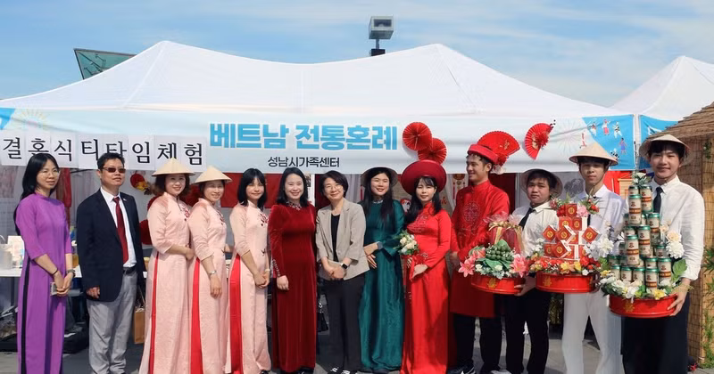 La directora del Centro de Apoyo para Familias Multiculturales de la ciudad surcoreana de Seongnam, Song Mun Yeong, y la ministra consejera Nguyen Thi Thai Binh, junto con novias y estudiantes vietnamitas en Seongnam durante el festival. (Foto: VNA)