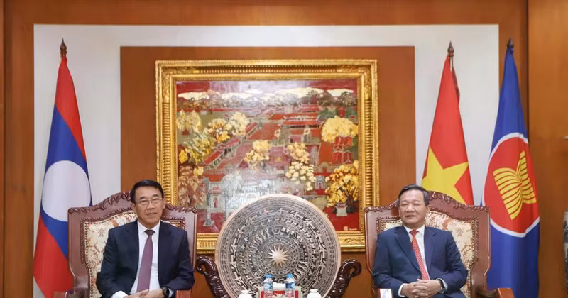 El embajador de Vietnam en Laos, Nguyen Minh Tam, recibe al miembro del Comité Central del Partido Popular Revolucionario de Laos (PPRL) y jefe de su Departamento de Relaciones Exteriores, Bounleua Phandanouvong. (Foto: VNA)