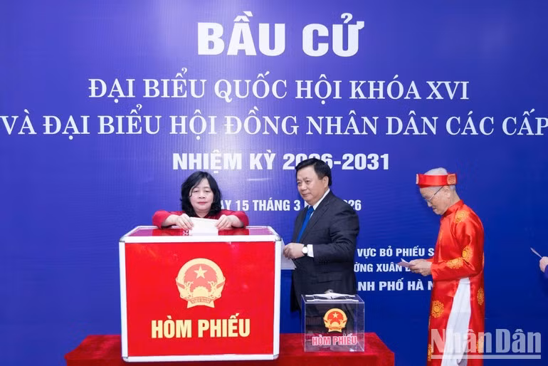 La presidenta del Frente de la Patria de Vietnam, Bui Thi Minh Hoai, emite su voto.