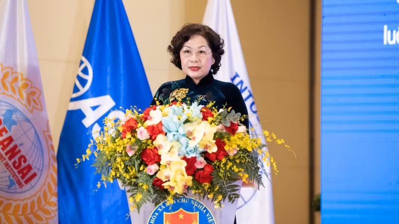 La vicepresidenta de la Asamblea Nacional de Vietnam, Nguyen Thi Hong, interviene en el evento.