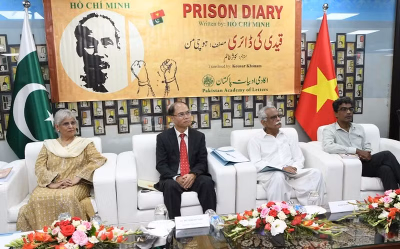 El embajador Pham Anh Tuan y los asistentes a la ceremonia de presentación de “Diario de prisión” en urdu. (Foto: Embajada de Vietnam en Pakistán)