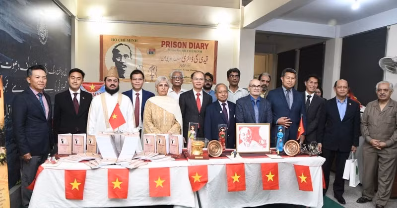 Asistentes a la ceremonia de presentación de la colección de poemas “Diario de prisión” en urdu e inglés. (Foto: Embajada de Vietnam en Pakistán)