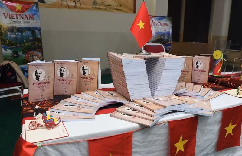 La traducción de la colección de poemas “Diario de prisión” al urdu, idioma nacional de Pakistán, constituye un hito en la cooperación cultural entre los dos países. (Foto: Embajada de Vietnam en Pakistán)