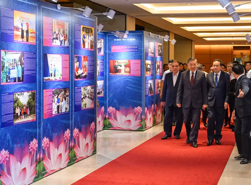 El secretario general del PCV y presidente del país, To Lam, junto con otros líderes y exdirigentes del país, visita la exposición “Personas sencillas pero ejemplares”. (Foto: nhandan.vn)