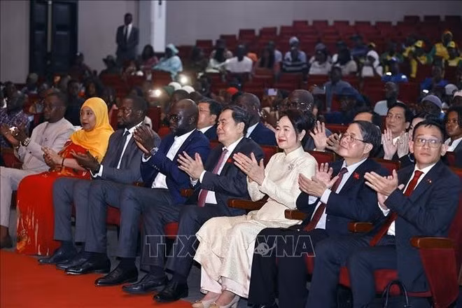 El presidente de la Asamblea Nacional, Tran Thanh Man, (cuarto desde la derecha) y su esposa visitan el Club Vovinam en Senegal. (Foto: VNA)