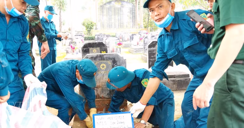 Profesionales recogen muestras de los restos de mártires no identificados en el Cementerio de los Mártires de la comuna de Son Duong en la provincia de Tuyen Quang. (Foto: VNA)