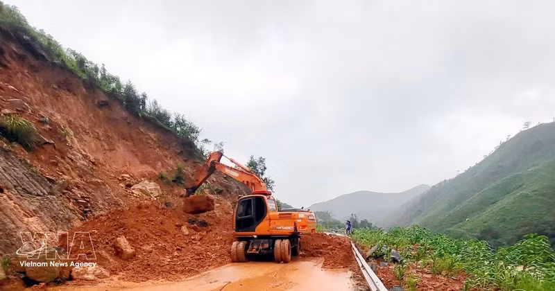 El 23 de agosto, las autoridades de la provincia de Quang Ninh retiraron urgentemente el lodo y los escombros, nivelaron los deslizamientos de tierra y reabrieron las carreteras inundadas. (Fuente: VNA)