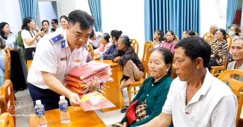 El Mando de la Región 3 de la Guardia Costera entrega la bandera nacional a los pescadores del barrio de Tien Thanh (provincia de Lam Dong). (Fuente: VNA)