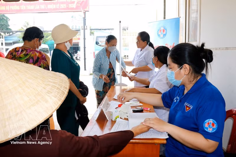 El Mando de la Región 3 de la Guardia Costera, en coordinación con el Hospital Hung Vuong (Ciudad Ho Chi Minh), organiza exámenes médicos gratuitos y distribuyó medicamentos gratuitos a los habitantes del barrio de Tien Thanh (provincia de Lam Dong). (Fuente: VNA)