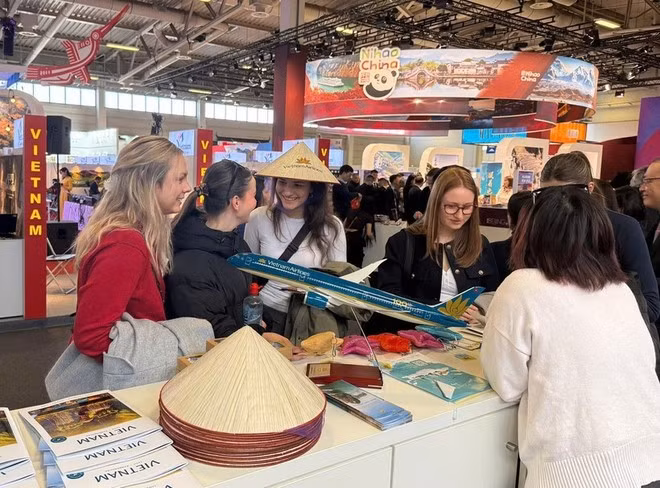 Numerosos visitantes en los stands para estudiar los destinos turísticos de Vietnam en la feria ITB Berlín 2025. (Foto: VNA)