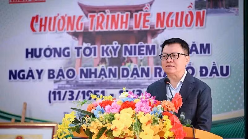 El presidente-editor del periódico Nhan Dan, Le Quoc Minh, habla en la cita. 