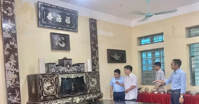 El artesano Vu Van Vinh, de la comuna de Chuyen My, presenta a los visitantes sus productos (Foto: VNA)