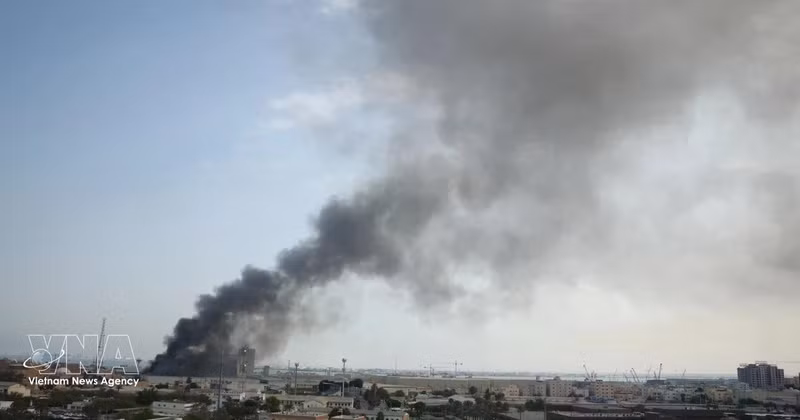 Humo se eleva después de que un misil iraní impactara la sede de la flota de la Marina de Estados Unidos en Manama, Baréin. (Foto: AA/VNA)