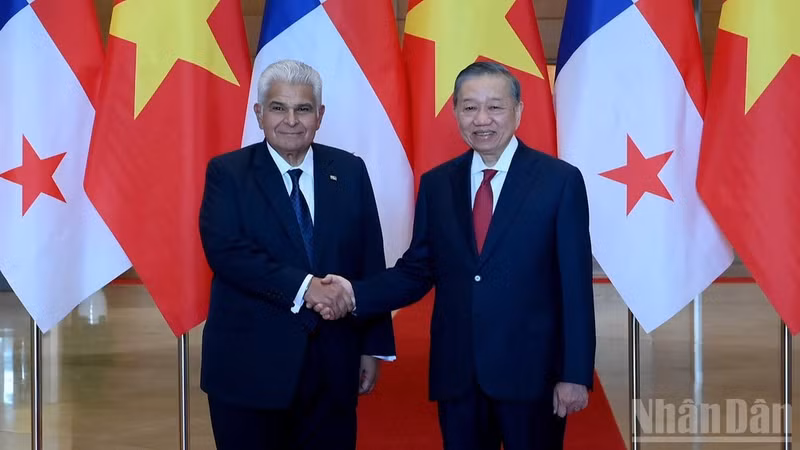 El secretario general del Partido Comunista y presidente de Vietnam, To Lam, y el presidente de Panamá, José Raúl Mulino. (Foto: Dang Khoa/nhandan.vn)