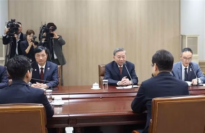 El secretario general del Partido Comunista de Vietnam, To Lam, conversa con el presidente de Corea del Sur, Lee Jae Myung (Foto: VNA)