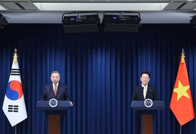 El secretario general del Partido Comunista de Vietnam, To Lam (izquierda), y el presidente de Corea del Sur, Lee Jae Myung, se reúnen con la prensa (Foto. VNA)