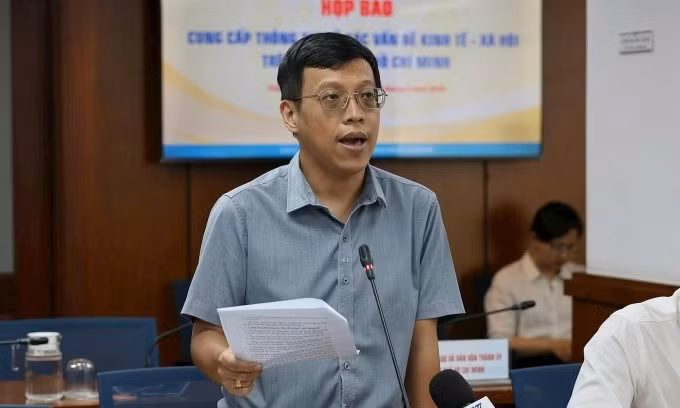 Nguyen Hoang Anh, subdirector de la División de Política General del Servicio de Finanzas municipal, interviene en la rueda de prensa. (Foto: VNA)