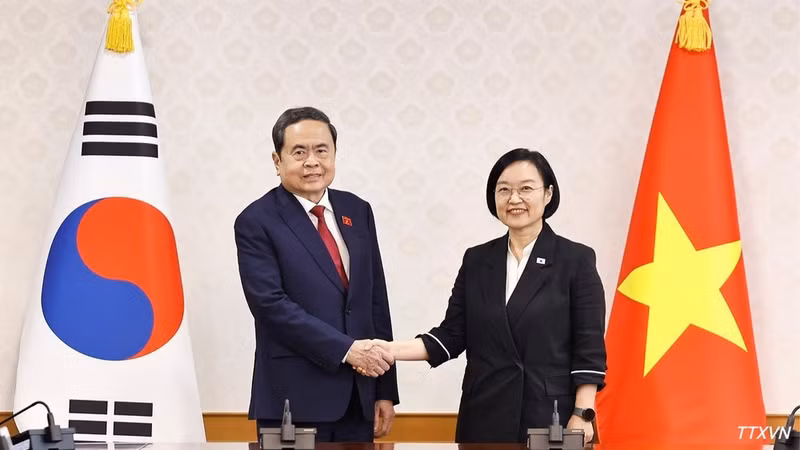 El presidente de la Asamblea Nacional de Vietnam, Tran Thanh Man, y la primera ministra de Corea del Sur, Han Seong Sook. (Fuente: VNA)
