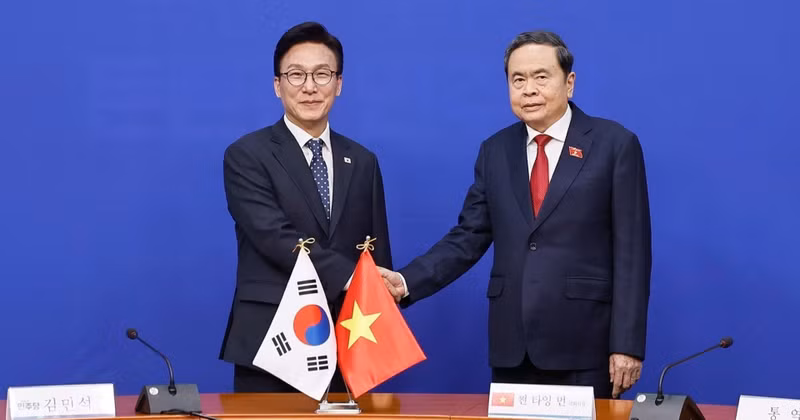 El presidente de la Asamblea Nacional de Vietnam, Tran Thanh Man, se reúne con el presidente del Partido Democrático de Corea del Sur, Kim Min Seok.