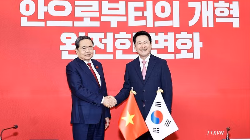 El presidente de la Asamblea Nacional de Vietnam, Tran Thanh Man, (izquierda) y el presidente del Partido del Poder Popular de Corea del Sur, Jang Dong Hyeok. (Fuente: VNA)