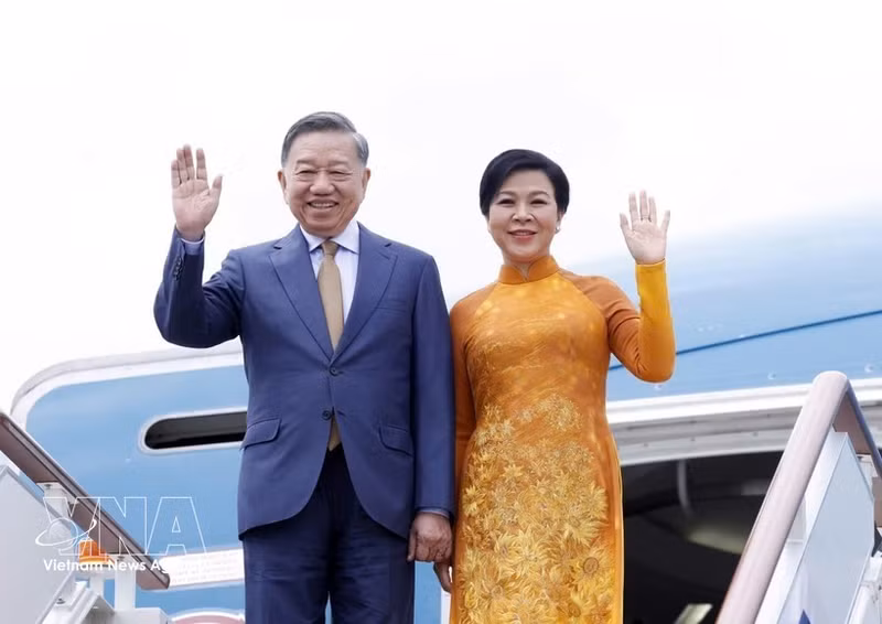 El secretario general del Partido Comunista y presidente de Vietnam, To Lam, y su esposa llegan al aeropuerto de Vnukovo, Moscú, iniciando su visita de Estado a Rusia. (Foto: VNA)