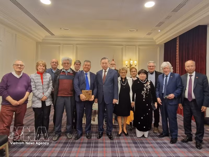 El presidente de la Asociación de Amistad Francia-Vietnam (AAFV), Nguyen Hai Nam (de pie junto al secretario general To Lam), y el equipo directivo de la AAFV posan para una foto conmemorativa con el secretario general To Lam durante su visita a Francia en 2024. (Foto: VNA)