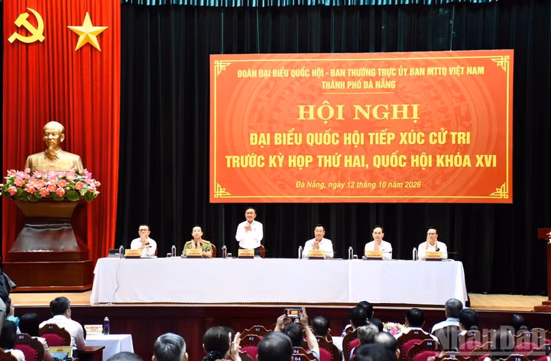 El miembro del Buró Político y permanente del Secretariado del Comité Central del Partido Comunista de Vietnam (PCV), Tran Cam Tu, se reúne con los votantes de cinco barrios de Da Nang -Hai Chau, Hoa Cuong, Thanh Khe, An Hai y Son Tra. (Fuente: nhandan.vn)