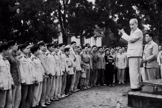 El presidente Ho Chi Minh visita la unidad de la fuerza de Seguridad Pública que protege la capital, Hanoi, el 14 de febrero de 1961. Foto: VNA