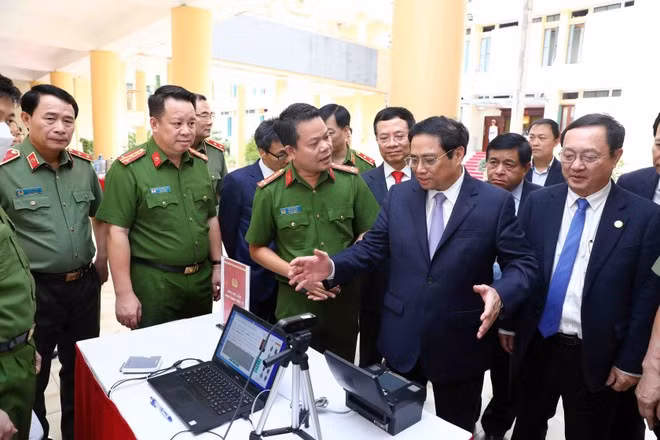 El primer ministro Pham Minh Chinh y delegados evalúan los productos tecnológicos de transformación digital presentados en la primera Conferencia de Transformación Digital y anuncian el Día de la Transformación Digital del sector de la Seguridad Pública (10 de octubre de 2022). (Foto: Pham Kien - VNA)