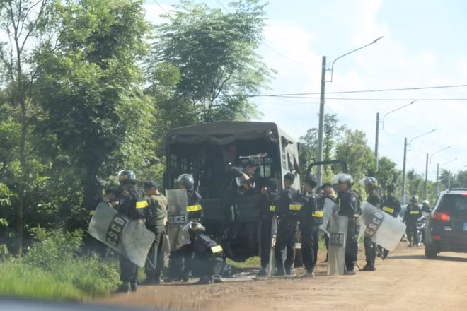 Polícia desplega fuerzas para detener a los sospechosos del ataque con armas de fuego en Dak Lak (2023). Foto: Phan Anh Dung-VNA