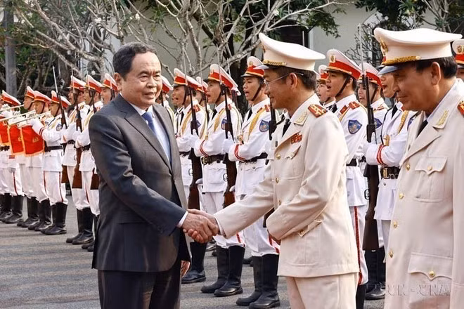 El presidente de la Asamblea Nacional, Tran Thanh Man, felicita a la Policía de la ciudad de Can Tho el 20 de enero de 2025. (Foto: Doan Tan - VNA)