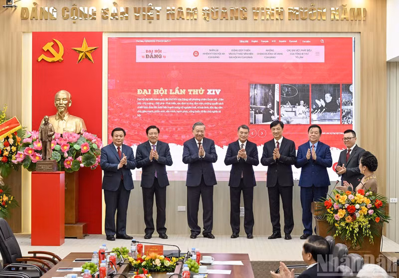 El secretario general del Partido Comunista de Vietnam, To Lam, inaugura el portal del XIV Congreso del PCV del periódico Nhan Dan. (Foto: Nhan Dan)