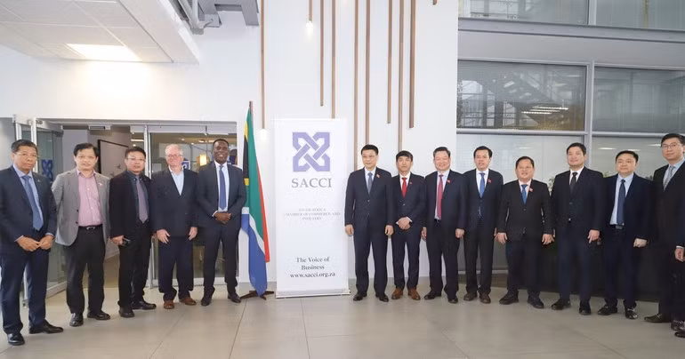 Vu Hong Thanh, junto con el director ejecutivo de la SACCI, Alan Mukoki, y el vicepresidente de la Cámara, Neil Pollock. (Foto: VNA)