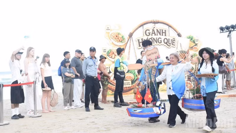 Da Nang organiza por primera vez el desfile gastronómico “Sabores de Da Nang”. 