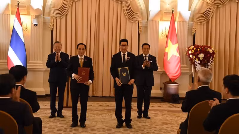 El secretario general del Partido Comunista de Vietnam y presidente del país, To Lam, y el primer ministro tailandés Anutin Charnvirakul presencian el intercambio de documentos sobre el Programa de Acción para la implementación de la Asociación Estratégica Integral Vietnam-Tailandia para el período 2026-2031. 