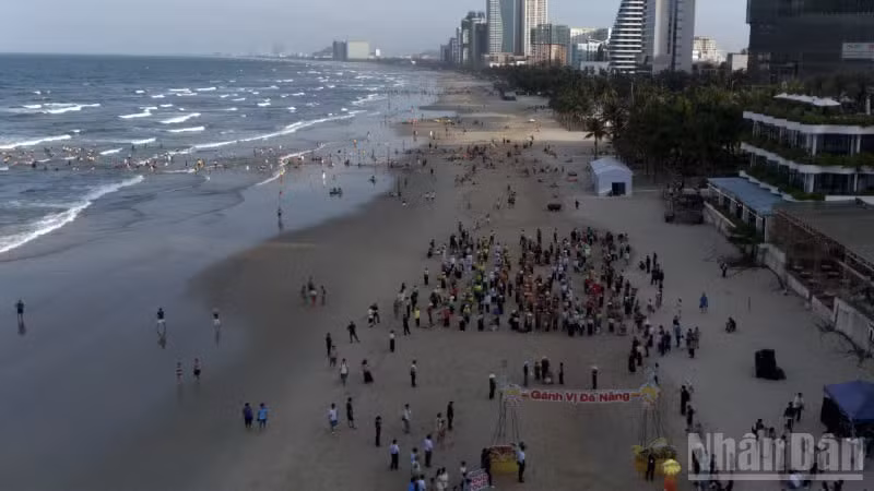 El evento tiene lugar a lo largo de la playa My Khe, en Da Nang.