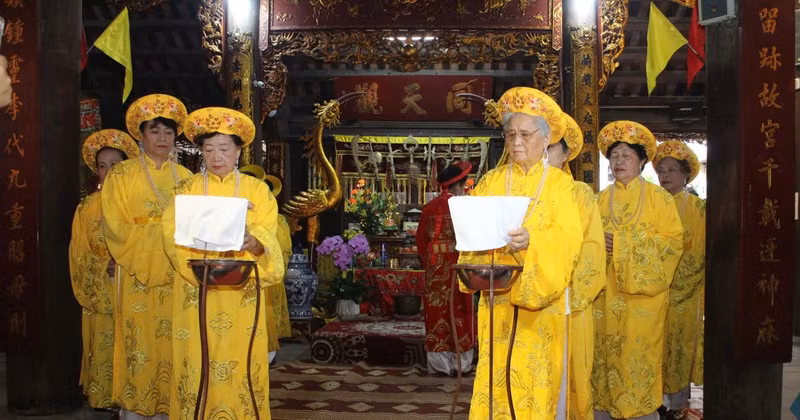 Acto por el 909º aniversario de la festividad en honor a la emperatriz viuda Y Lan en la casa comunal de Yen Thai, barrio de Hoan Kiem, ciudad de Hanói. (Foto: Vuong Diem)