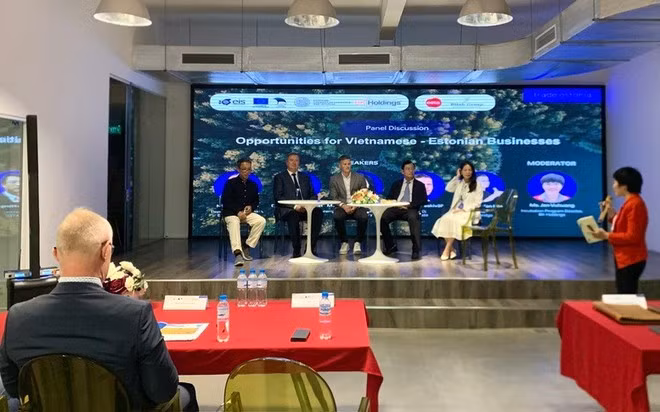 Representantes de empresas y expertos intercambiaron información para buscar oportunidades de cooperación en transformación digital entre Estonia y Vietnam la tarde del 5 de noviembre de 2024 en Hanói. (Fuente: baochinhphu.vn)