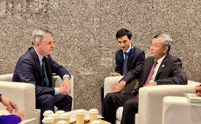 El ministro de Finanzas, Ngo Van Tuan, y Paschal Donohoe, director gerente y director de Conocimiento del Grupo del Banco Mundial. (Foto: Ministerio de Finanzas de Vietnam)
