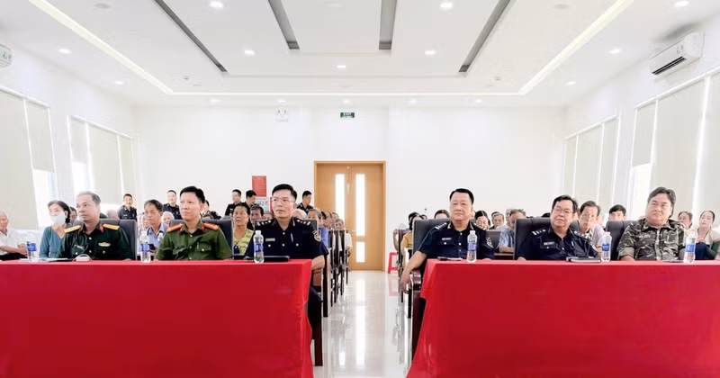 Representantes de diversas instituciones participan en una sesión informativa sobre prevención y lucha contra las drogas en An Giang. (Foto: Departamento General de Aduanas)