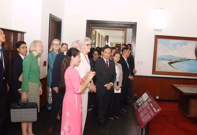 El secretario del Comité partidista de Ciudad Ho Chi Minh, Tran Luu Quang, y la gobernadora general de Australia, Sam Mostyn, recorren el Palacio de la Independencia. (Foto: VNA)