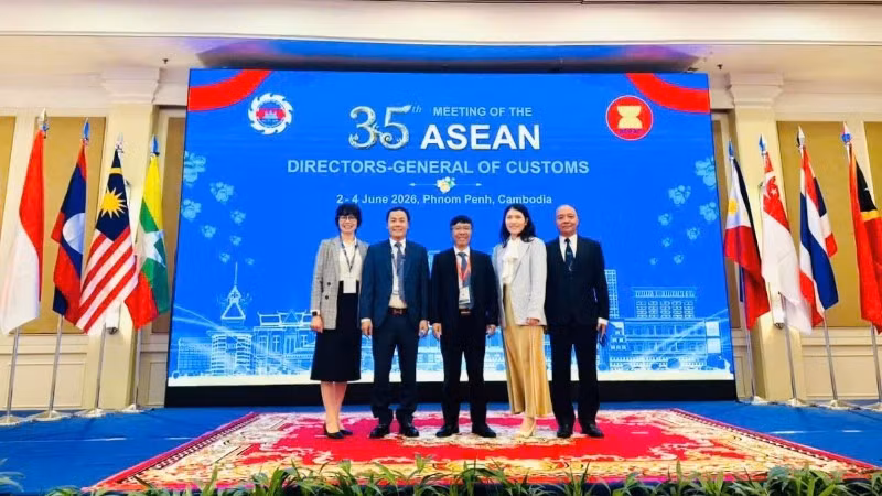 El subjefe del Departamento General de Aduanas de Vietnam, Luu Manh Tuong (al centro), participa en la 35ª Conferencia de Directores Generales de Aduanas de la Asean.