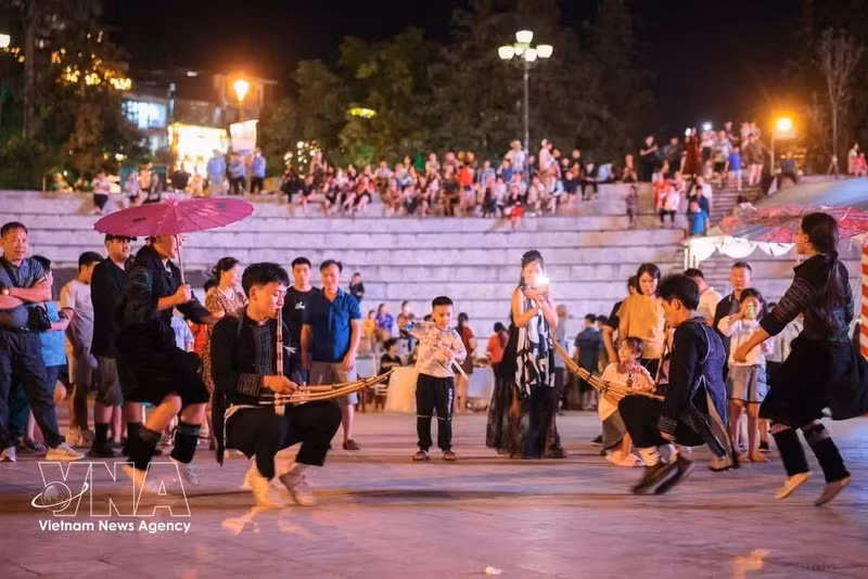 Las representaciones de arte folclórico y las danzas con khen (flauta de pan) en la plaza central de Sa Pa atraen a grandes multitudes de visitantes. (Foto: VNA)