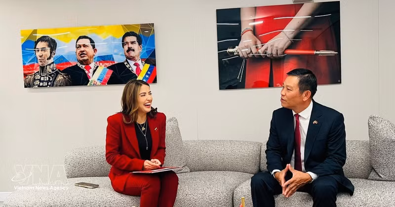 El embajador vietnamita, Vu Trung My, se reúne con la ministra de Turismo de Venezuela, Daniella Cabello. (Foto: VNA)