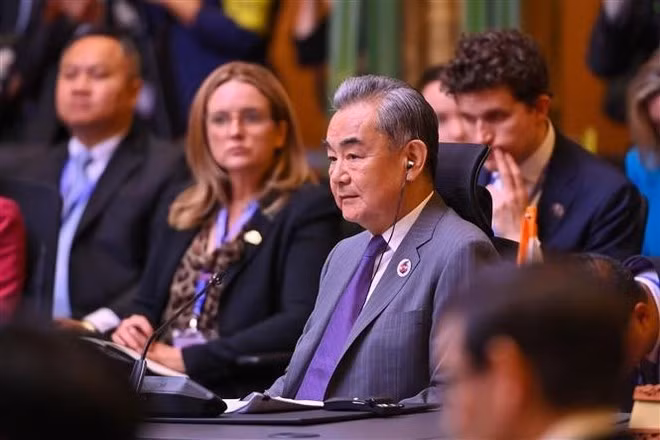 El canciller de China, Wang Yi (centro), asiste a la Reunión de Ministros de Relaciones Exteriores de la Cumbre de Asia Oriental en Kuala Lumpur, Malasia, el 11 de julio de 2025. (Foto: Xinhua/VNA)