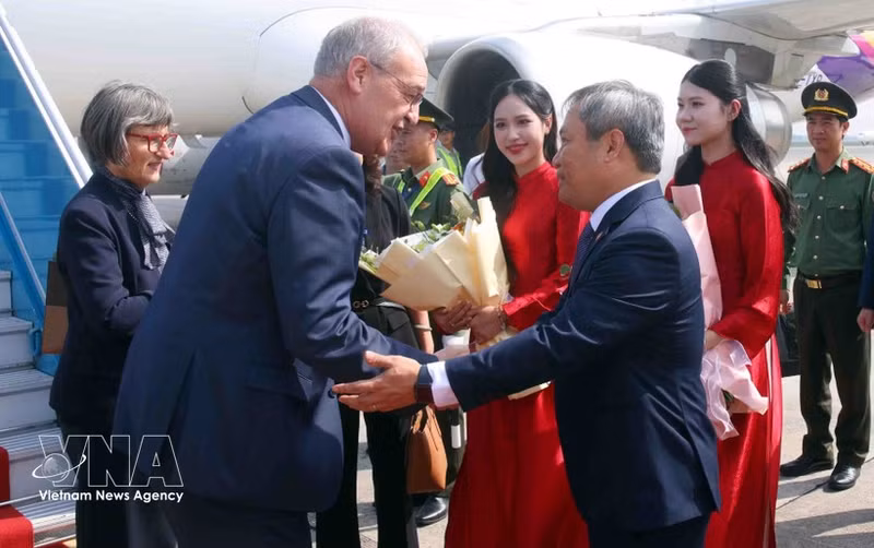 El presidente de Suiza, Guy Parmelin, y su esposa, Caroline Parmelin, llegan al aeropuerto de Noi Bai, en Hanói. (Foto: VNA)