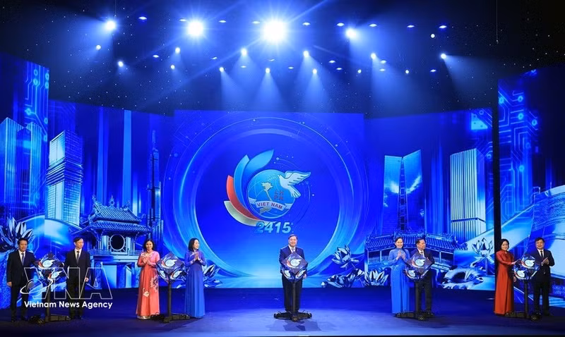Los delegados llevan a cabo la ceremonia de lanzamiento del concurso “Emprendimiento innovador de las mujeres: elevación de las marcas vietnamitas” de 2027. (Fuente: VNA)