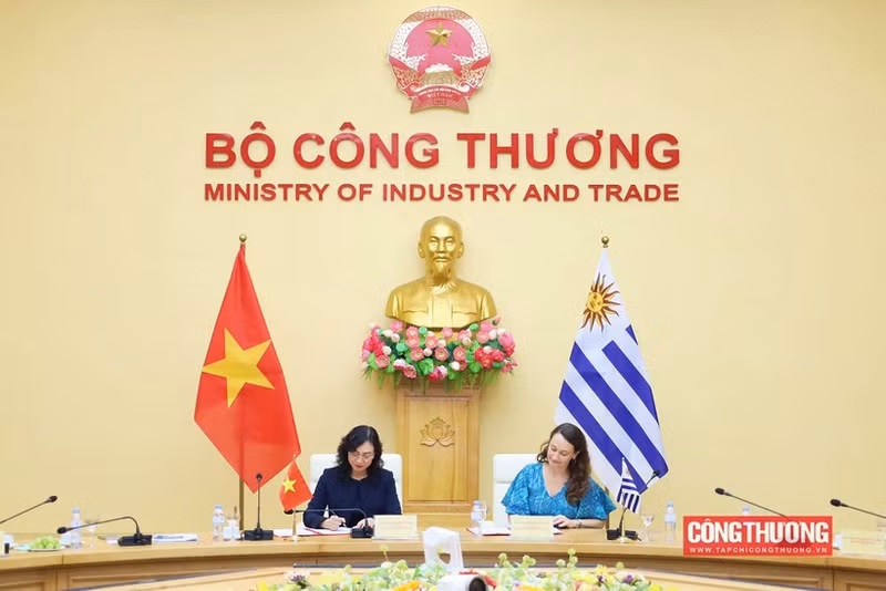 La viceministra de Industria y Comercio de Vietnam, Phan Thi Thang, y la viceministra de Relaciones Exteriores de Uruguay, Valeria Csukasi, firman el Acta de la tercera Reunión. (Foto: tapchicongthuong.vn)